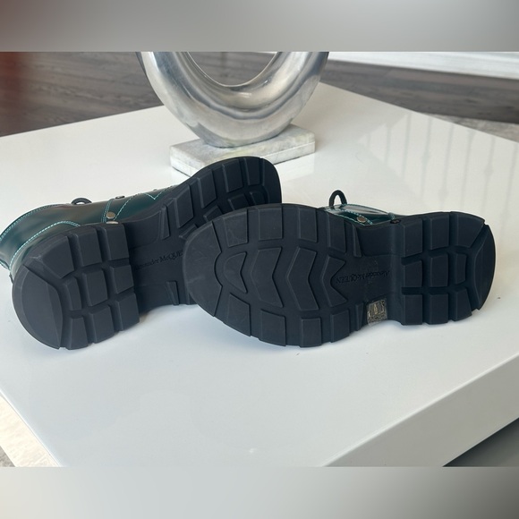 Alexander McQueen Blue Tread Lace-Up Boots - Picture 7 of 8